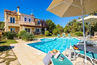 Image de Villa Daphni - Quatre Chambres Villa, Couchages 8