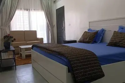 Image de Très grande chambre spacieuse, clim avec sdb privative et balcon chez l’habitant