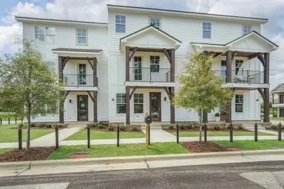 Image de 2 blocks from Bryant Denny Stadium, Spacious 5-bedroom townhome