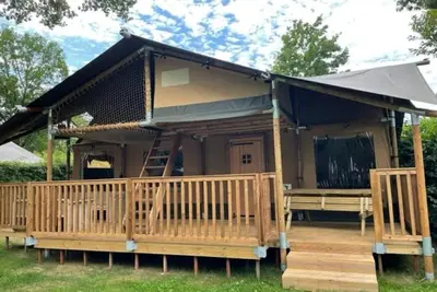 Image de The Ranger Lodge offers a luxury glamping experience for 8 people at Veluwepark Bosgraaf, complete with modern amenities.