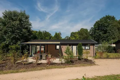 Image de The Veluwe Lodge offers luxury and space for 5 guests with modern amenities in a serene, green setting.