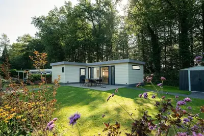 Image de Enjoy a relaxing holiday in a spacious and comfortable chalet at the edge of the Veluwe forest.