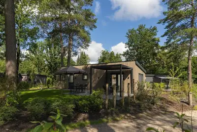 Image de Enjoy a luxury holiday home for 4 people in the wooded nature of the Veluwe, featuring modern amenities, air conditioning, and a stylish pergola for optimal comfort.