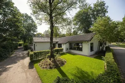 Image de Luxurious group accommodation with stylish decor, modern amenities, six bedrooms, spacious kitchen, and garden, ideal for a relaxing stay.