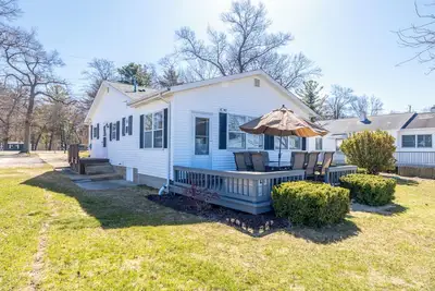 Image de Beach House in Caseville w/50ft sugar sand Lake Huron frontage on the property.