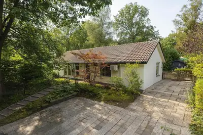 Image de Central luxury group accommodation with five bedrooms, large kitchen, and enclosed garden. Plenty of privacy and comfort inside and out.