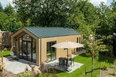 Image de Experience luxury and nature in the Tiny Lodge in the Veluwe! Single-story with 2 bedrooms, a fully equipped kitchen, air conditioning, and a private hot tub in the garden.