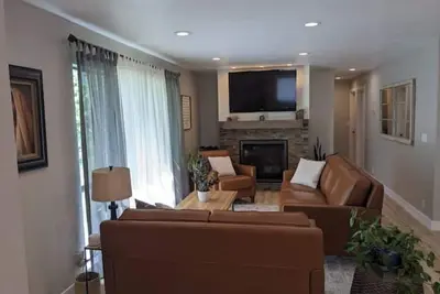Image de Under the Blues -  Home away from Home, fully remodeled 2bd\/2ba home\n\n