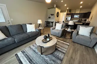 Image de Classy and Cozy Brand New Townhouse!