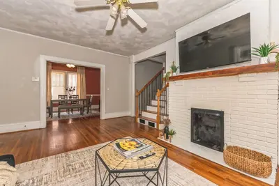 Image de Historic Uptown Escape 4br with Porch -Sleeps up to 10 people