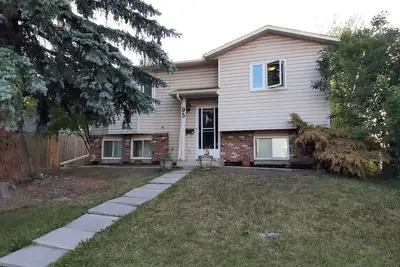 Image de Main Floor, Wi-Fi Incl. (Nose Hill Park)