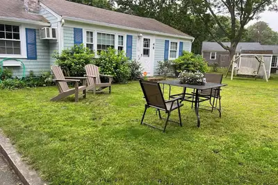 Image de 3-bedroom cape house in South Yarmouth. minutes to walk to beaches
