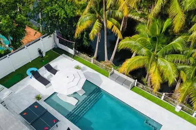 Image de Spacious 6-bedroom Waterfront Aventura Villa Pool, Bbq, Fire pit, & Pool Table