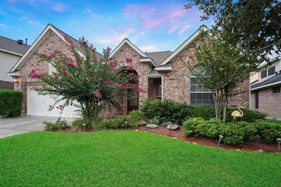 Image de 3-bedroom house in Spring with pool, jacuzzi bathtub, and pool table.
