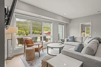 Image de New Top Floor 3Bed/2Bath, sleeps 8. Outdoor pool and Hot Tub Open Year Round!