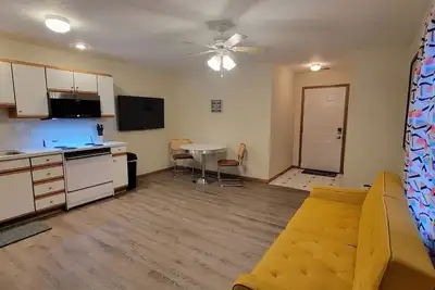 RiverTown Retro 1980s Retreat