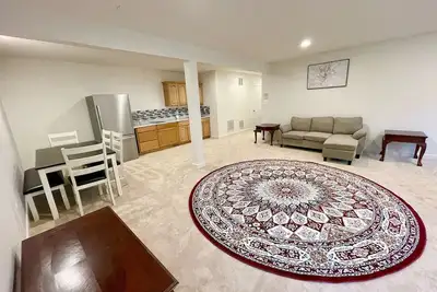 Image de Chic 1-bedroom basement apartment