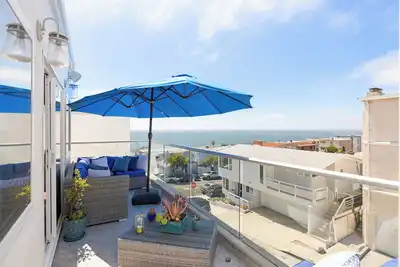 Image de Ocean View/Walking Distance to Beach/4-bedroom Home w/Hot Tub in Manhattan Beach