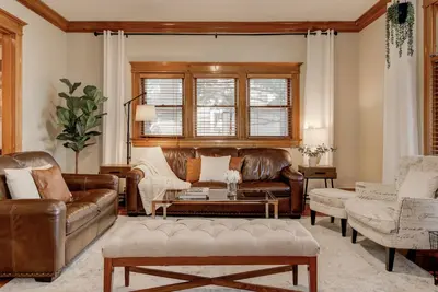 Image de Historic Downtown Home, Sleeps 12, 5 Kings, Hot Tub, Private Courtyard