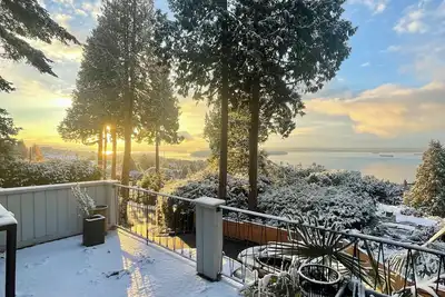 Image de Million-Dollar-View Home in West Vancouver with Pool close to Downtown Vancouver