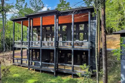 Image de Brand New Rustic-Modern Retreat! Hot Tub, Fireplaces & Expansive Deck, Game Room
