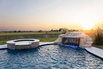 Image de Farmhouse ~ Spa ~ 5 Acres ~ 20 mins to Waco