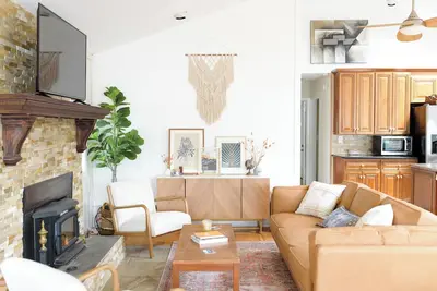 Image de Charming 3-Br house: Lake Views, Firepit, Ping Pong, & Kayaks in Greenwood Lake