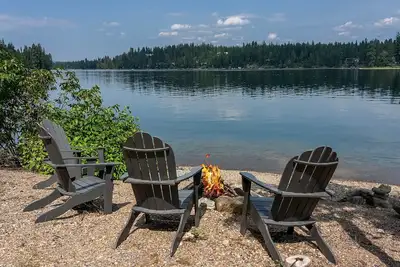 Private access to Swan Lake, hot tub, dock