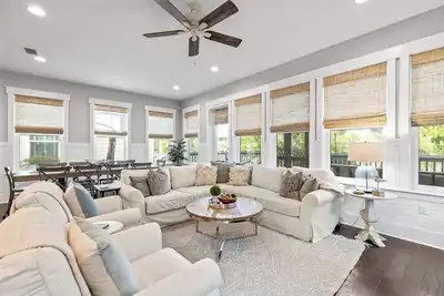 Image de Luxury Retreat in NatureWalk: Pools, Private Beach Access, and Spacious Living Near Seaside!