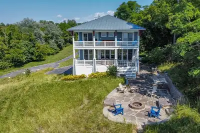 Image de Hadrian's Bluff Family Retreat Overlooking Lake Michigan