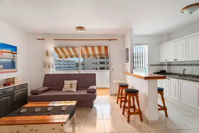 Image de Appartement de vacances 'Central Los Cristianos' avec vue sur les montagnes, piscine et Wi-Fi