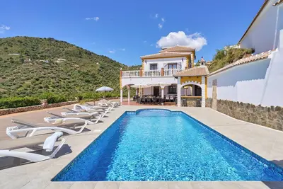Image de Chalet 'Villa Javier En Sayalonga' avec vue sur la montagne, Wi-Fi et climatisation