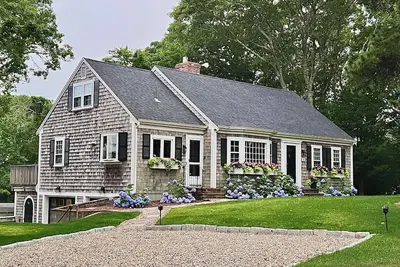Image de Spacious 5-bedroom, 3-bath Mid-Cape home, large backyard, Ac, 2 miles to beaches