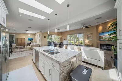Image de Vacation in Indian Wells Golf Tennis Festivals Sunshine - 3 Bedroom Modern Home