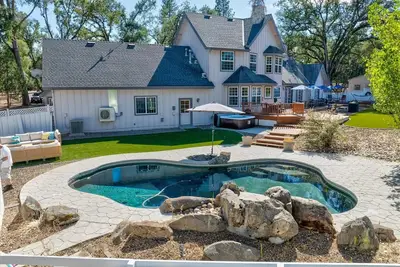 Image de Cedar Creek Lodge with Pool/hot tub/sleeps 24!