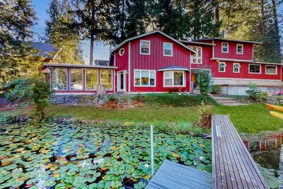 Image de Family-friendly lakefront escape with outdoor patio dining and private dock