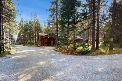 Image de Log cabin made new again with hot tub, WiFi, wood stove, close to Yellowstone