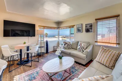 Image de Walk to Shore: Ocean-View Manhattan Beach Apt!