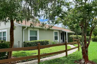 Image de Lakeside views, centrally located, with pool, tennis, playground & private deck