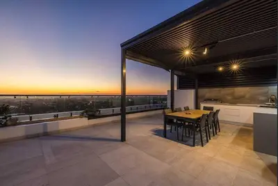 Image de Rooftop Penthouse - panoramic views of a golf course, city skyline & Botany Bay