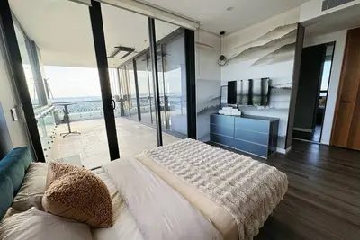 Image de Rooftop Penthouse - panoramic views of a golf course, city skyline & Botany Bay