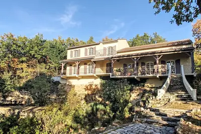 Image de Villa d'exception : Forêt de chênes, Piscine privée et Vue Lac panoramique