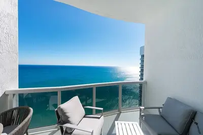 Image de Sophisticated Modern Gem with Unreal Ocean Views
