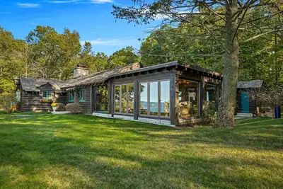 Image de The Cypress Log Cabin - Historic National Park Home on the beach