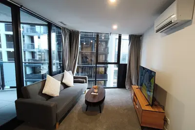 Image de Brand new 1b apartment in Woden center Pool Gym
