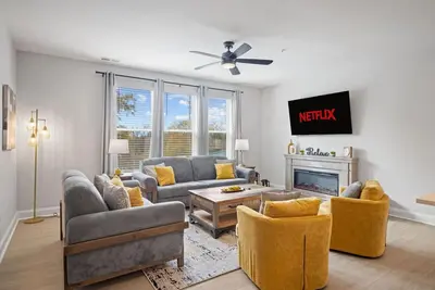 Image de New Luxury Condo w/ Rooftop Terrace, Ev Charger, Walk to Downtown Wake Forest!