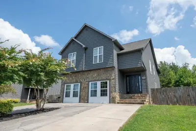 Image de *Elegant 4bd Lodge/Duplex w/ Hot Tub! WiFi + Near Town! *