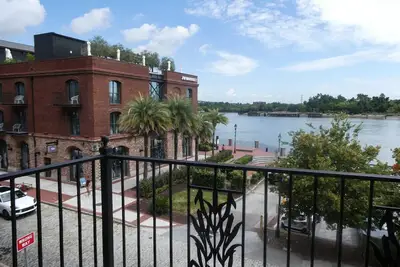 Image de Spacious rooms overlooking famous Savannah streets