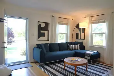 Image de Charming 3br Bungalow - Park Facing\n\n