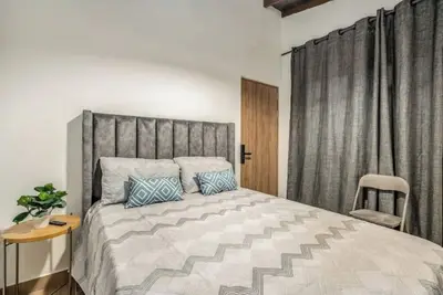 Image de Renovated Apt. #2a. Great location! Terrace! A/C! \n